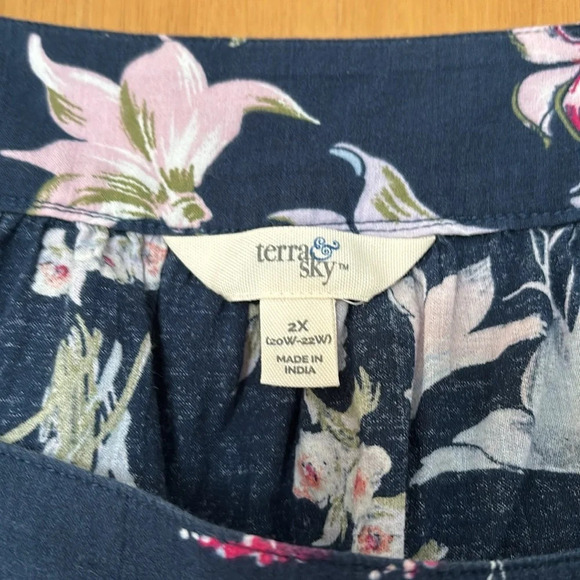 Terra & Sky- Floral Top, 3/4 Sleeves - Picture 2 of 6